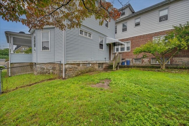 Building Photo - 4 Bed 1 Bath Large Home