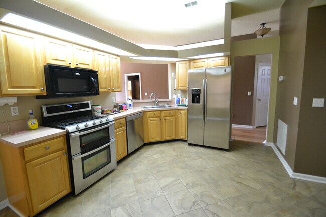 Building Photo - 1673 Hudderfield Cir W