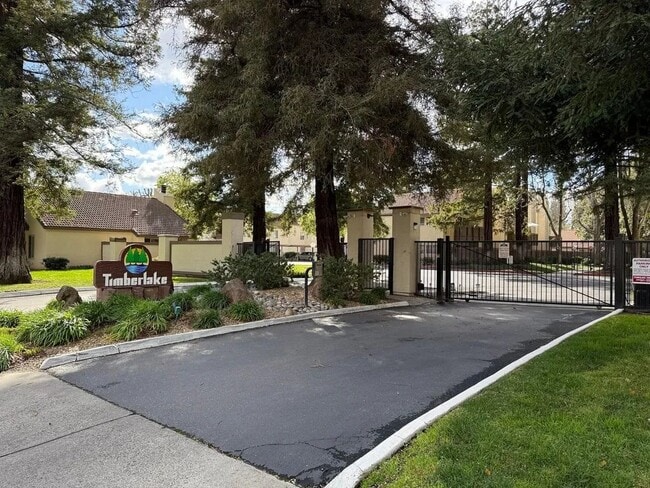 Building Photo - 3701 Colonial Dr