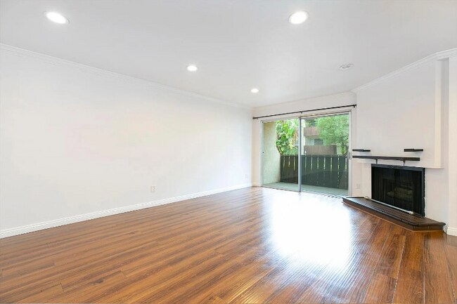 Building Photo - 14990 Victory Blvd