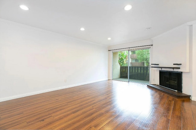 Foto del edificio - 14990 Victory Blvd