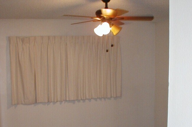 Bedroom - 4220 N First St