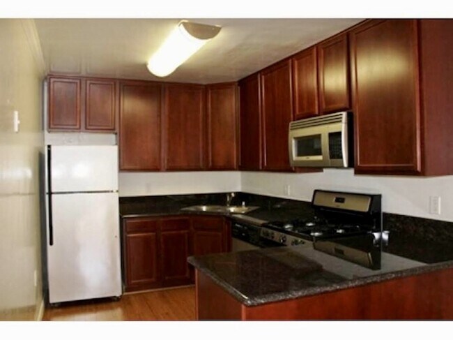 Building Photo - Two Bedroom Condo in the heart of Normal H...