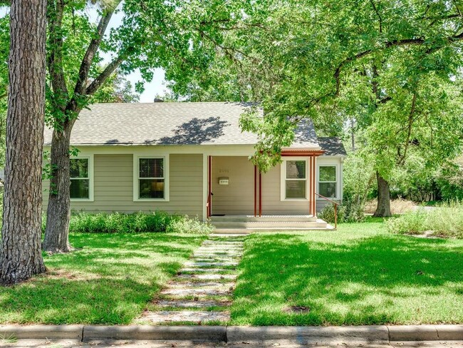 Building Photo - 2201 Meadowbrook Dr
