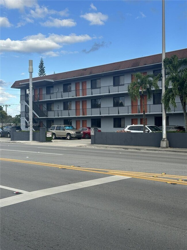 Foto del edificio - 14155 W Dixie Hwy