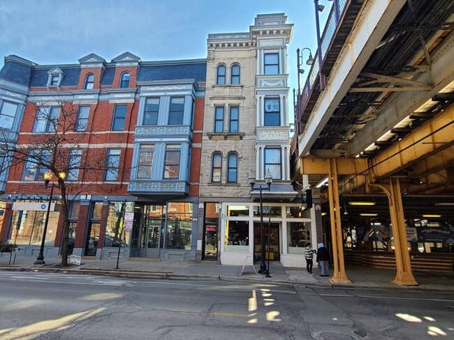 Building Photo - 939 W Armitage Ave