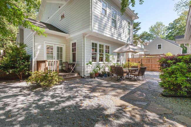 Building Photo - Gorgeous 4/3 w/ Large Fenced in Backyard, ...