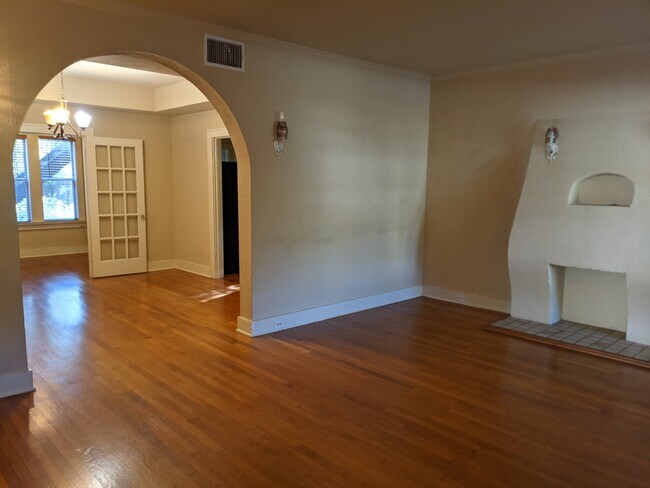 Building Photo - 510 W Gramercy Pl