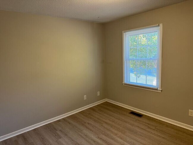 Foto del edificio - Townhouse style apartment- REMODELED!!