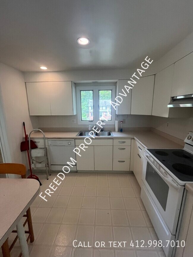 Building Photo - 49 Iroquis Dr-
