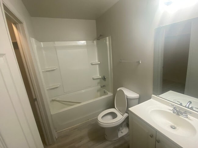 Building Photo - Room in Duplex on Beck St
