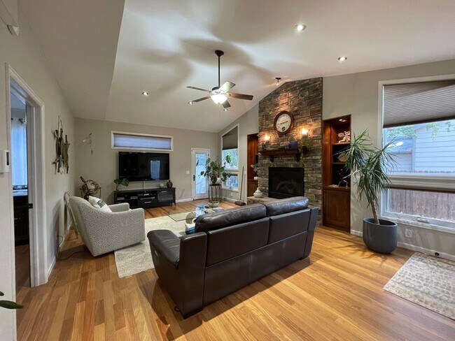Building Photo - Exquisite remodeled 3BR den, 2 1/2 bath ho...