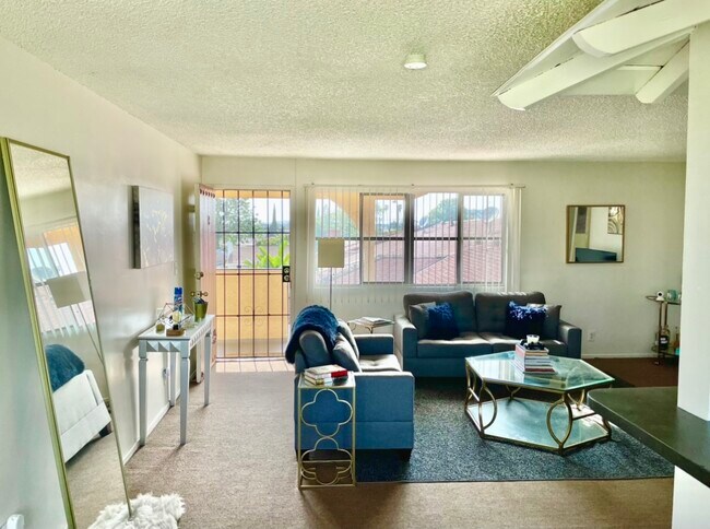 Front door & living room - 1010 S Atlantic Blvd