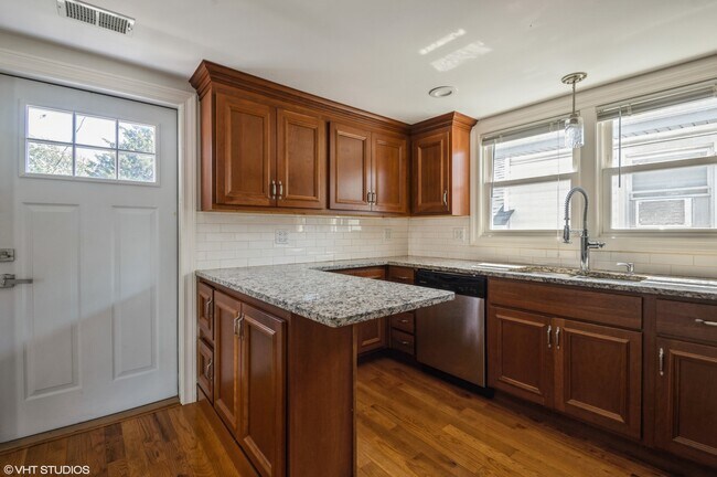 Foto del edificio - 5307 N Lynch Ave