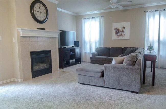 Building Photo - Beautiful 3 bedroom 2.5 bath with a 2 car ...