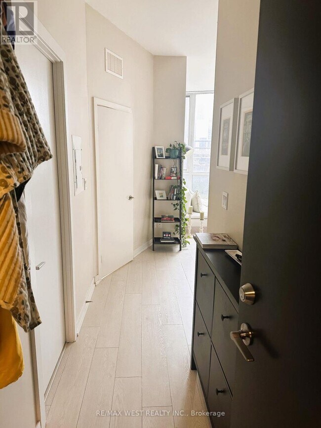 Building Photo - 20-620 Bruyeres Mews