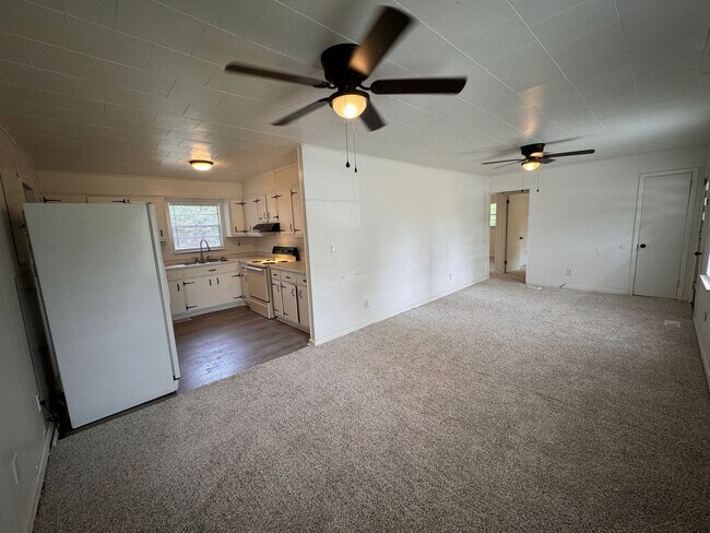 Building Photo - Spacious 3 bedroom/ 1 bath home in Rockwood