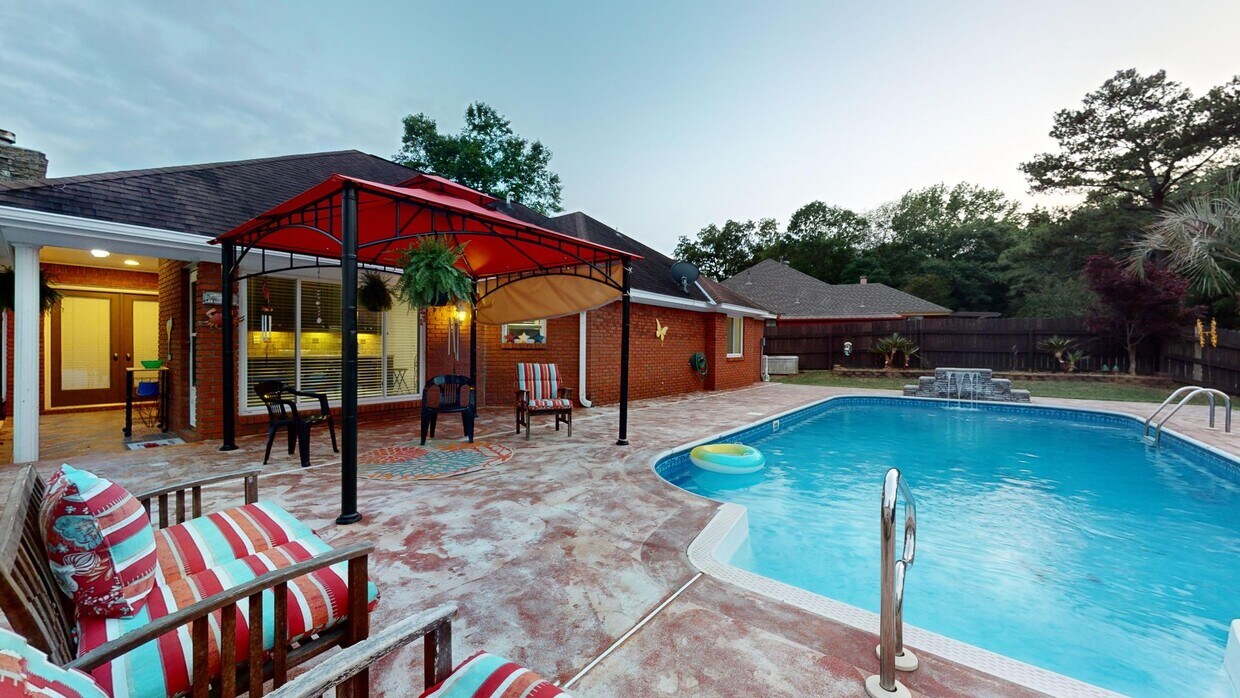 Primary Photo - Private Oasis in Prattville!