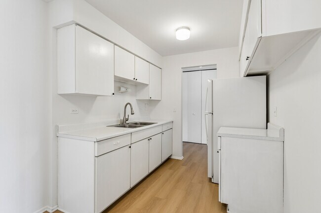 Foto del edificio - 2424 E Oakton St
