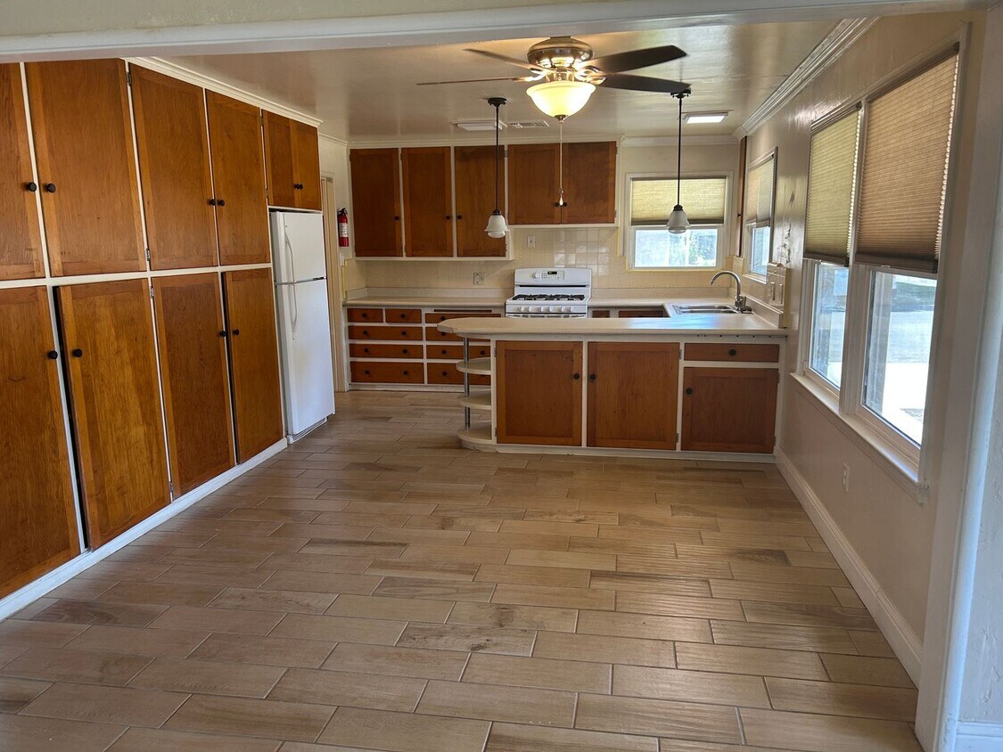 Foto principal - Wow, ready for move in, large updated home...