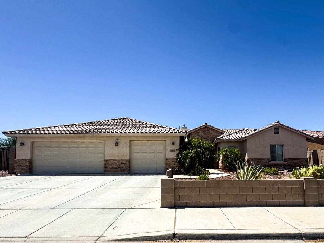 Primary Photo - Stunning 4-Bed, 3-Bath Home in Sierra Montana