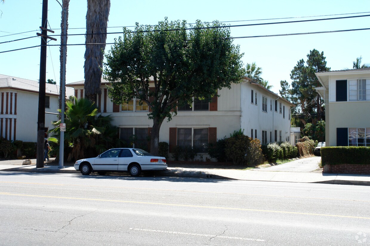 Foto principal - 12536 Oxnard St