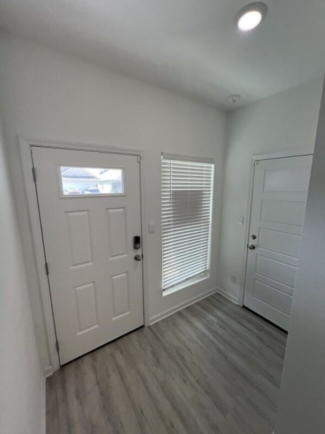 Building Photo - Charming 3 Bed, 2 Bath Home in Prime Locat...