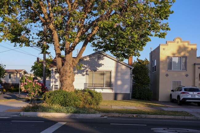 Foto del edificio - Remodeled 3bed 2 bath Single Family home