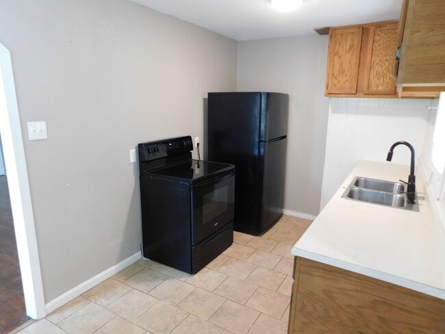 Foto del edificio - 1 Bed 1 Bath Duplex w/ Washer Dryer hookup