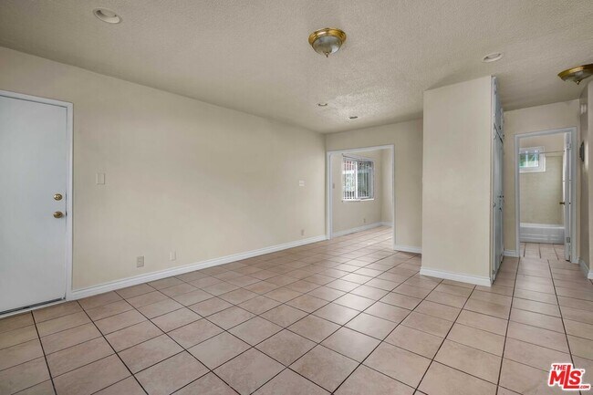 Building Photo - 225 W 75th St