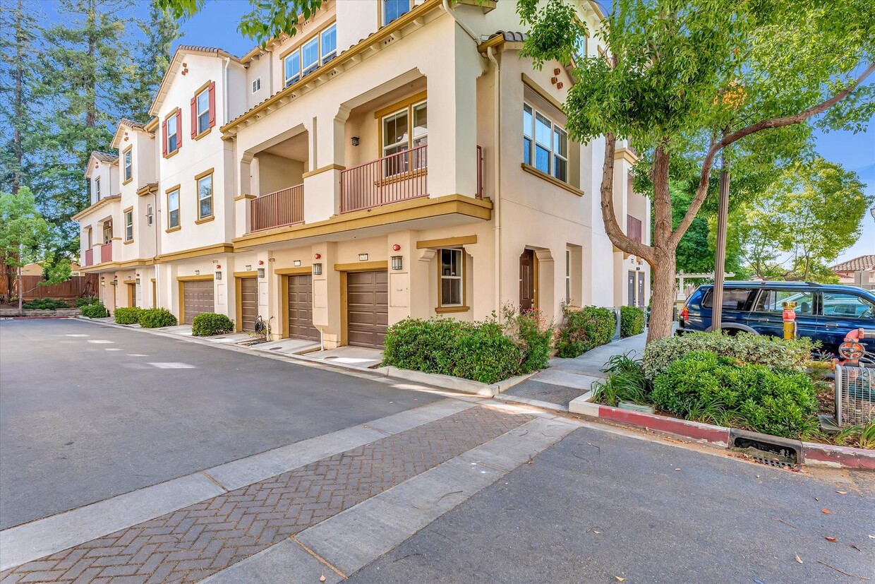 Primary Photo - 3 Story Townhome built in 2009