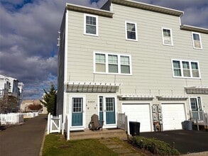 Building Photo - 70-24 Sandy Dune Way