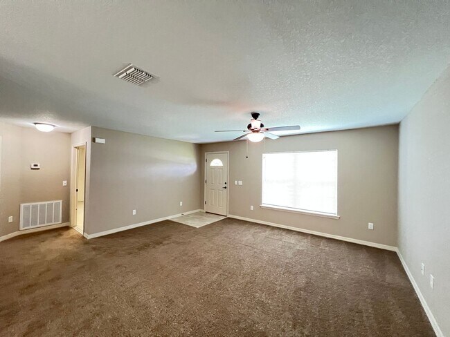 Foto del edificio - INCREDIBLE 3 Bedroom, 2 Bathroom Home in O...