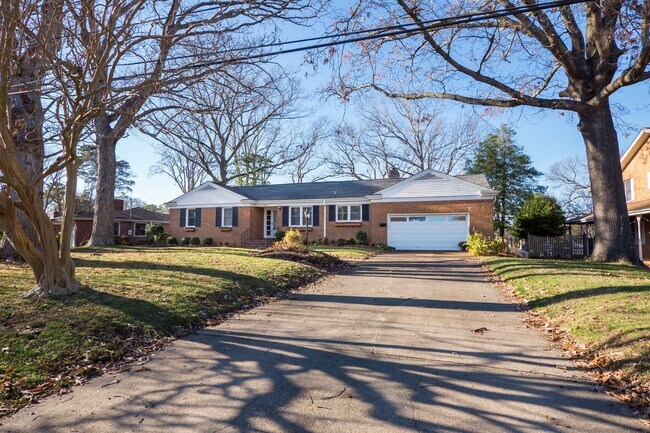 Foto del edificio - 3 Bedroom, 2 Bathroom Ranch on Lake Joyce