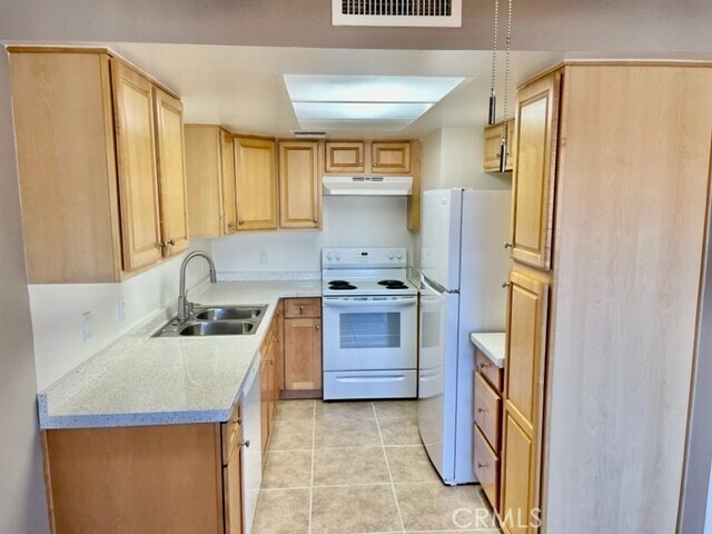 Foto del edificio - 51080 Eisenhower Dr