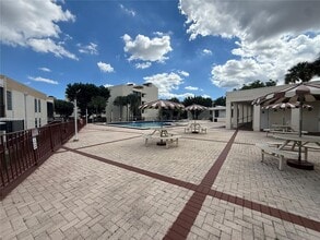 Building Photo - 8860 Fontainebleau Blvd