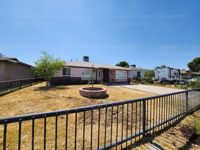 Building Photo - 3 bedroom 1 bathroom near Oswell St/ Virginia Ave