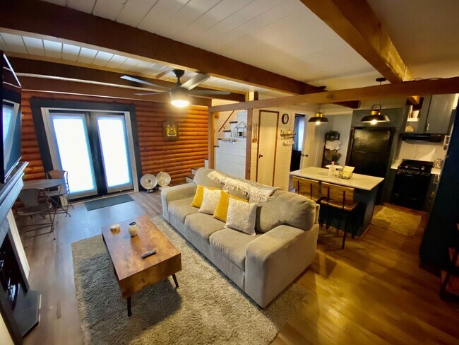 Foto del edificio - Lovely 3BD cabin style furnished home avail. for a Seasonal lease starting 5/15/26! Call to inqui...