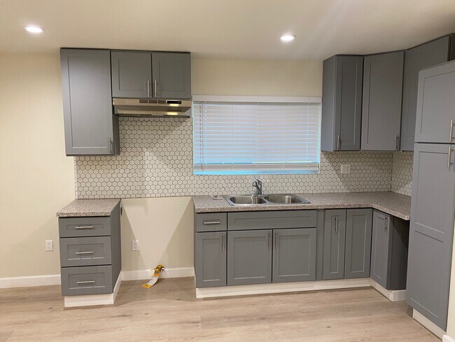 Photo - 929 W 77th St Apartments