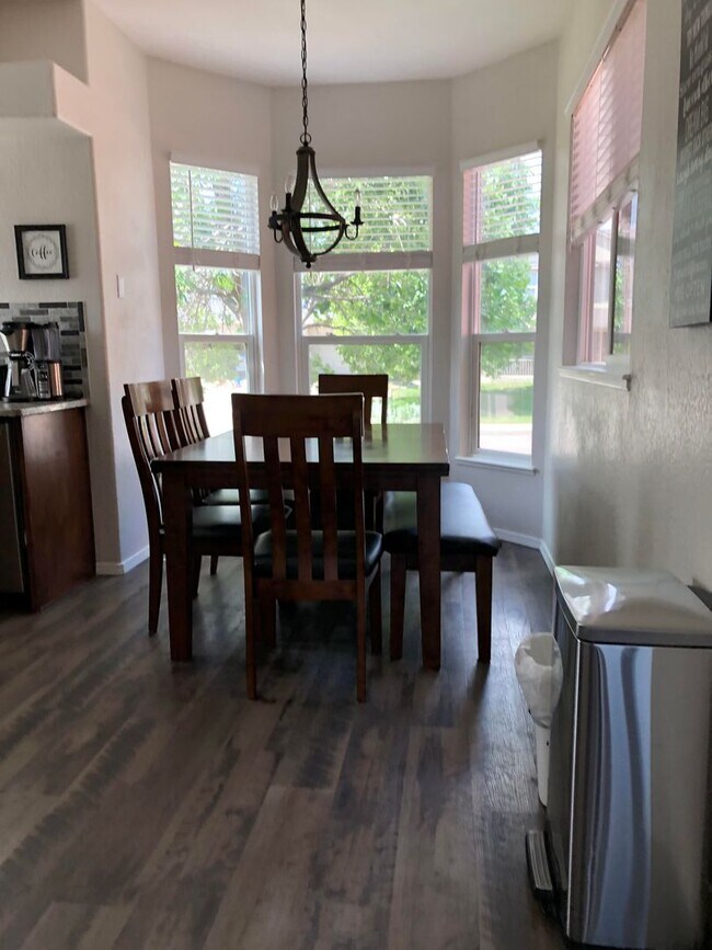 Foto del edificio - Beautiful renovated 4 Bedroom Rancher in D-12 with Cheyenne Mtn. Views, close to Ft. Carson!