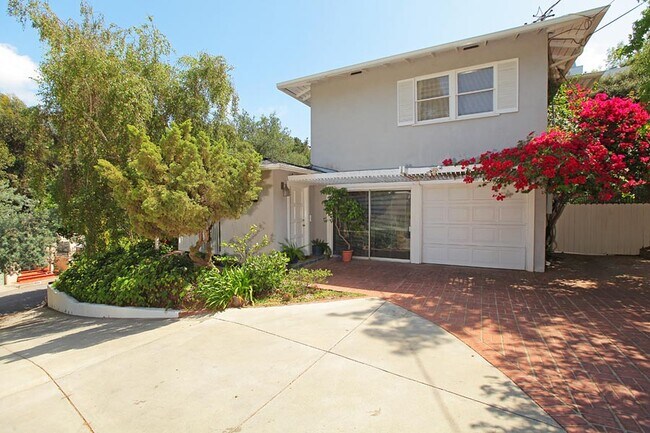 Building Photo - 8862 HOLLYWOOD HILLS Rd