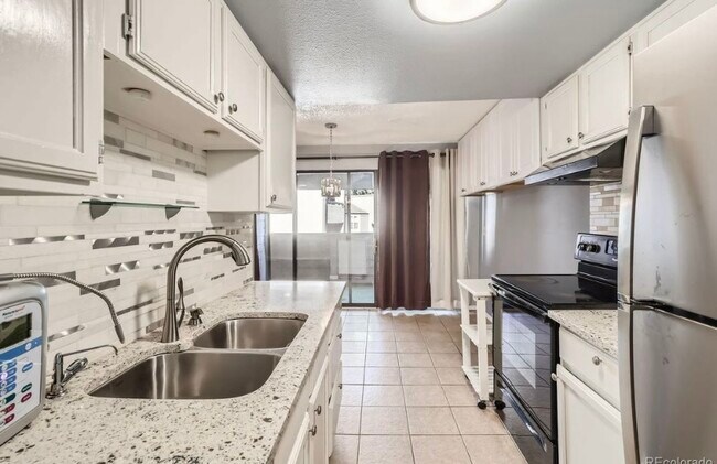 Foto del edificio - 9757 E Peakview Ave