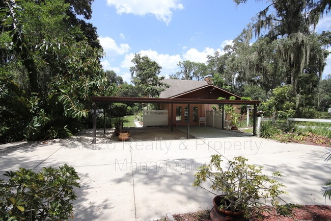 Building Photo - 7121 Lithia Pinecrest Rd