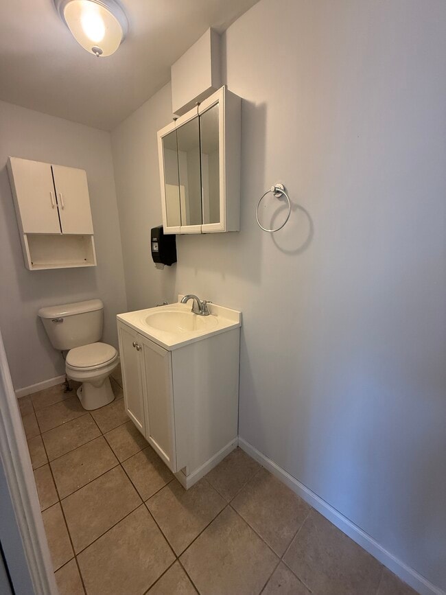 Medio baño - 100 Granada Rd