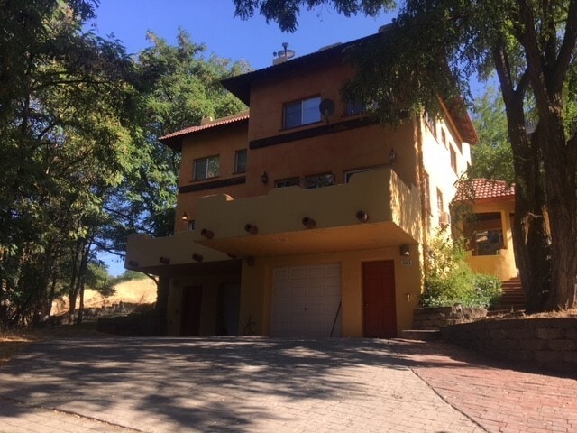 Primary Photo - Unique 2 bedroom, 2.5 bathroom Town-home i...