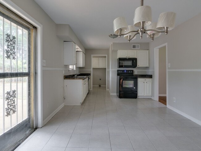 Building Photo - Renovated home in great Whitehaven neighborhood
