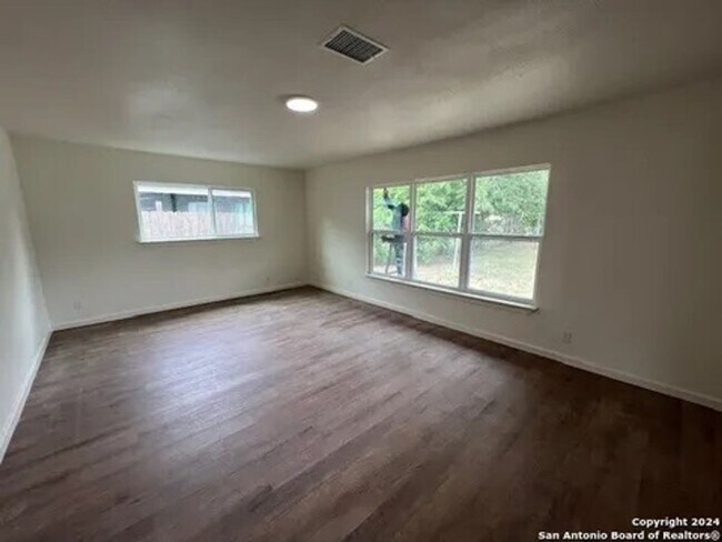 Foto del edificio - Charming 3-Bedroom Home in Wilshire Neighb...