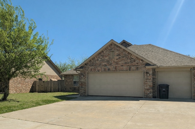 Building Photo - Comfort, Space & Flexibility – 3 Bed Home in Moore School District