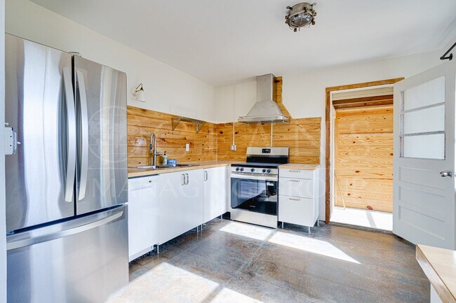 Foto del edificio - Historic Coquina Meets Modern Finishes 2 Bedroom 1 Bath Duplex in the Heart of Flagler Beach