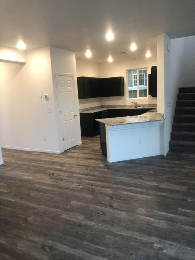 Building Photo - $2595.00 - $500.00 OFF THE SECOND MONTH WI...